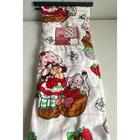 Strawberry Shortcake 50 X 70” Soft Plush Throw Blanket Pink Bicycle Basket Cat - Picture 10 of 11